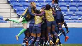 Piña de las jugadoras del PSG para celebrar su pase a semifinales de la Women's Champions League