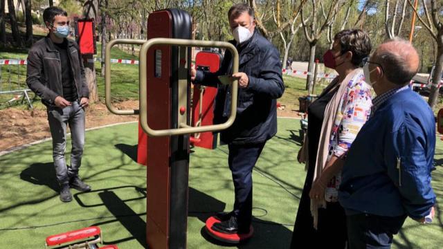 El alcalde de Cuenca, Darío Dolz, en el circuito biosaludable para mayores de Fuente del Oro