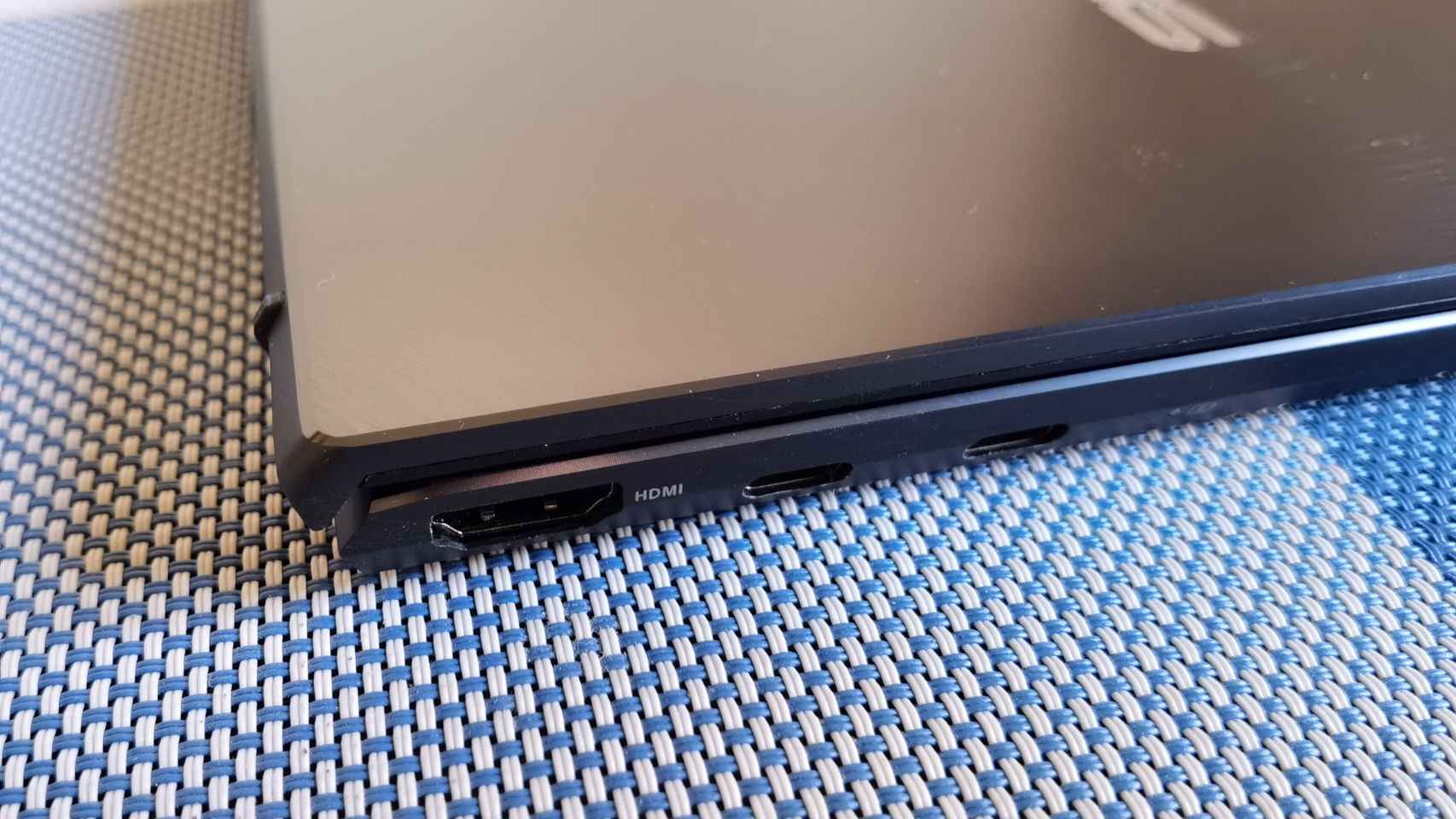 Buena selección de puertos en el Asus ZenBook 13 OLED para su tamaño