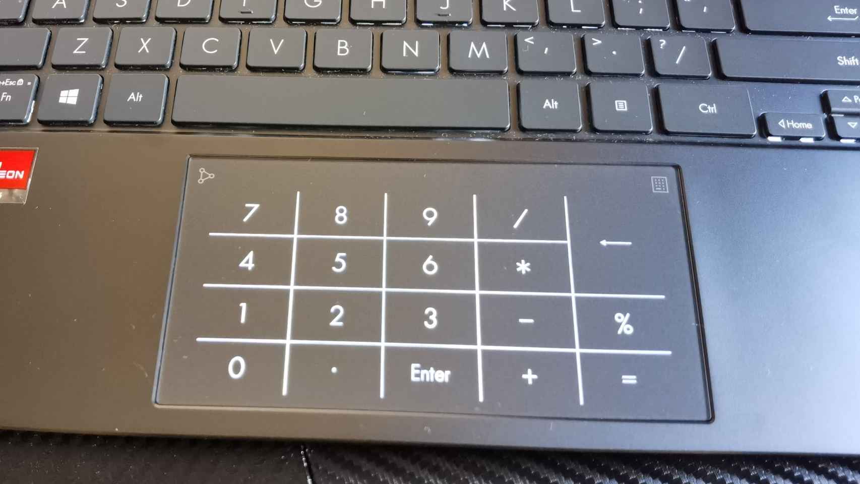 El trackpad tiene un teclado numérico que aparece al tocar un botón