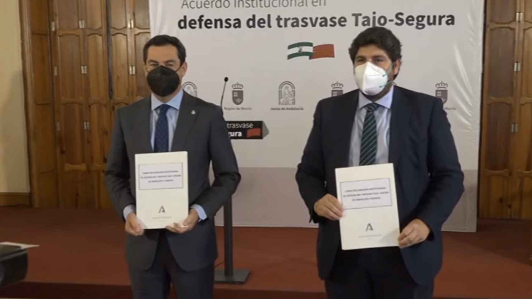 Los presidentes murciano y andaluz mostrando el acuerdo institucional.