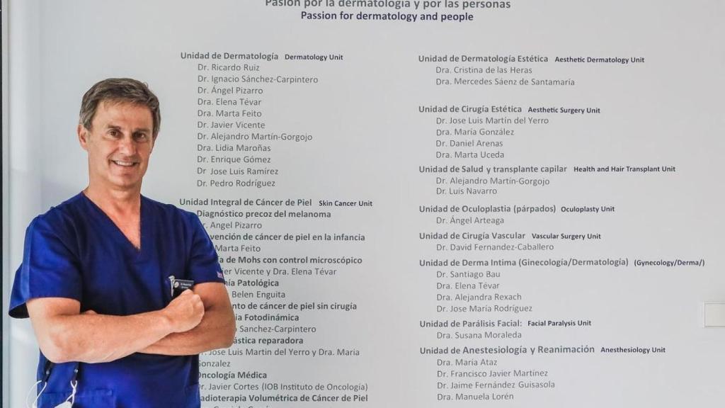 El doctor Ruiz Rodríguez en una imagen en la Clínica Dermatológica Internacional, de la que es director.