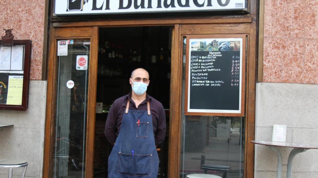 Emidio, frente a su establecimiento El Burladero.
