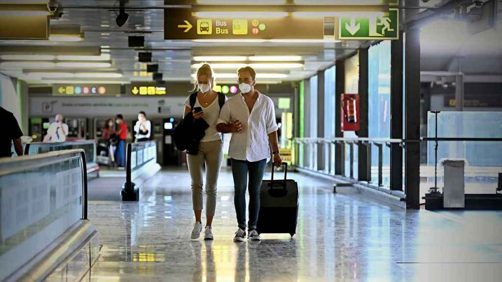 Unos viajeros llegan al aeropuerto de Madrid, en imagen de archivo.