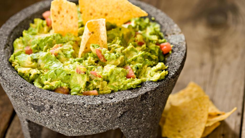 Un recipiente con guacamole.