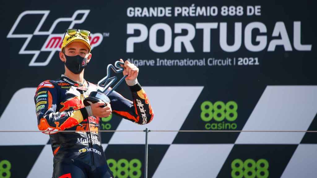 Pedro Acosta con su título ganado en el Gran Premio de Portugal