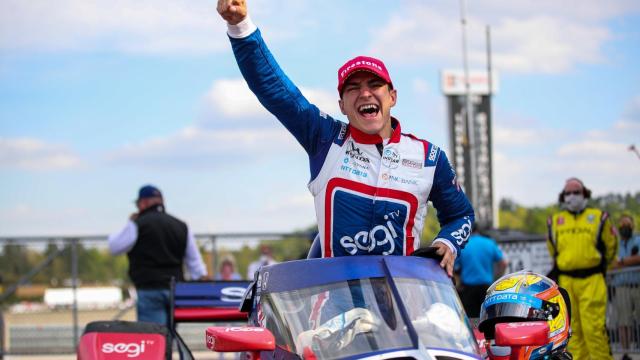 Álex Palou, celebrando su victoria en la IndyCar en el GP de Alabama