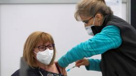 Una mujer recibe una dosis de la vacuna de AstraZeneca.