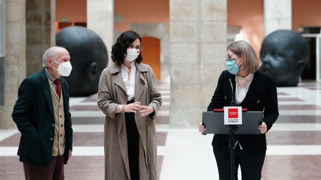 Isabel Díaz Ayuso y Marta Rivera de la Cruz en un acto este lunes en la Puerta del Sol junto al pintor Antonio López.