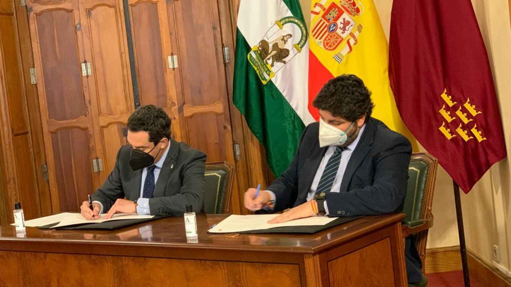Los presidentes de Murcia y Andalucía firmando la declaración institucional en defensa del Trasvase Tajo-Segura.