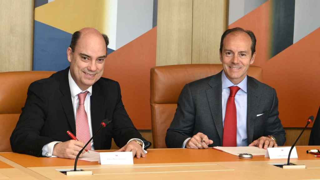 El consejero delegado de Santander España, Rami Aboukhair, y el consejero delegado de Mapfre Iberia, José Manuel Inchausti.