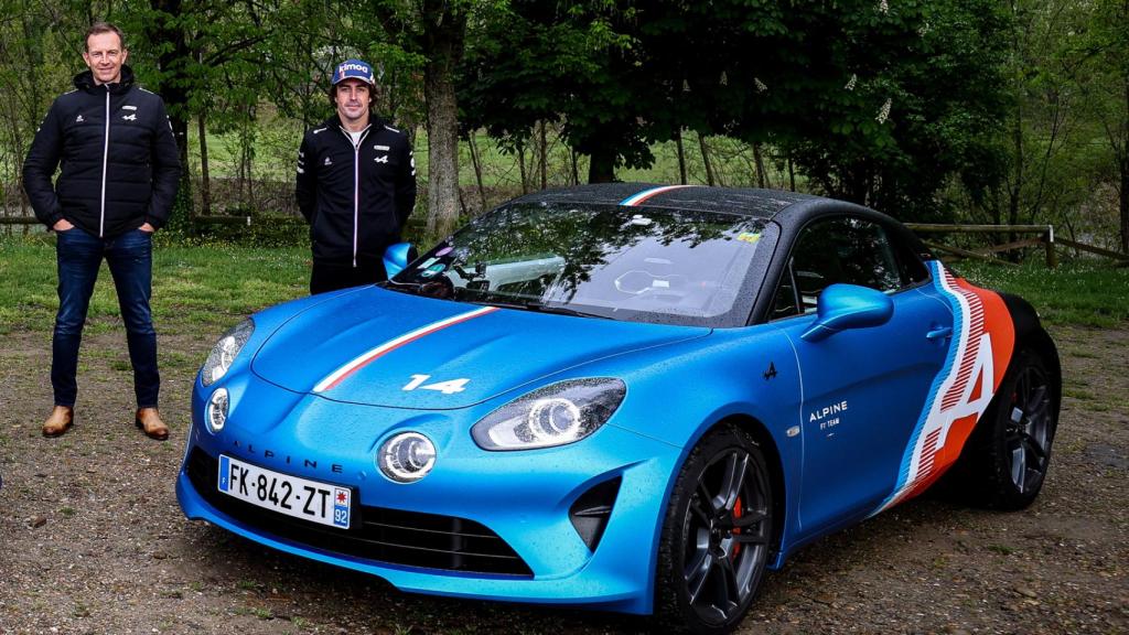 Fernando Alonso junto Laurent Rossi, director general de Alpine, con un A110 Trackside.