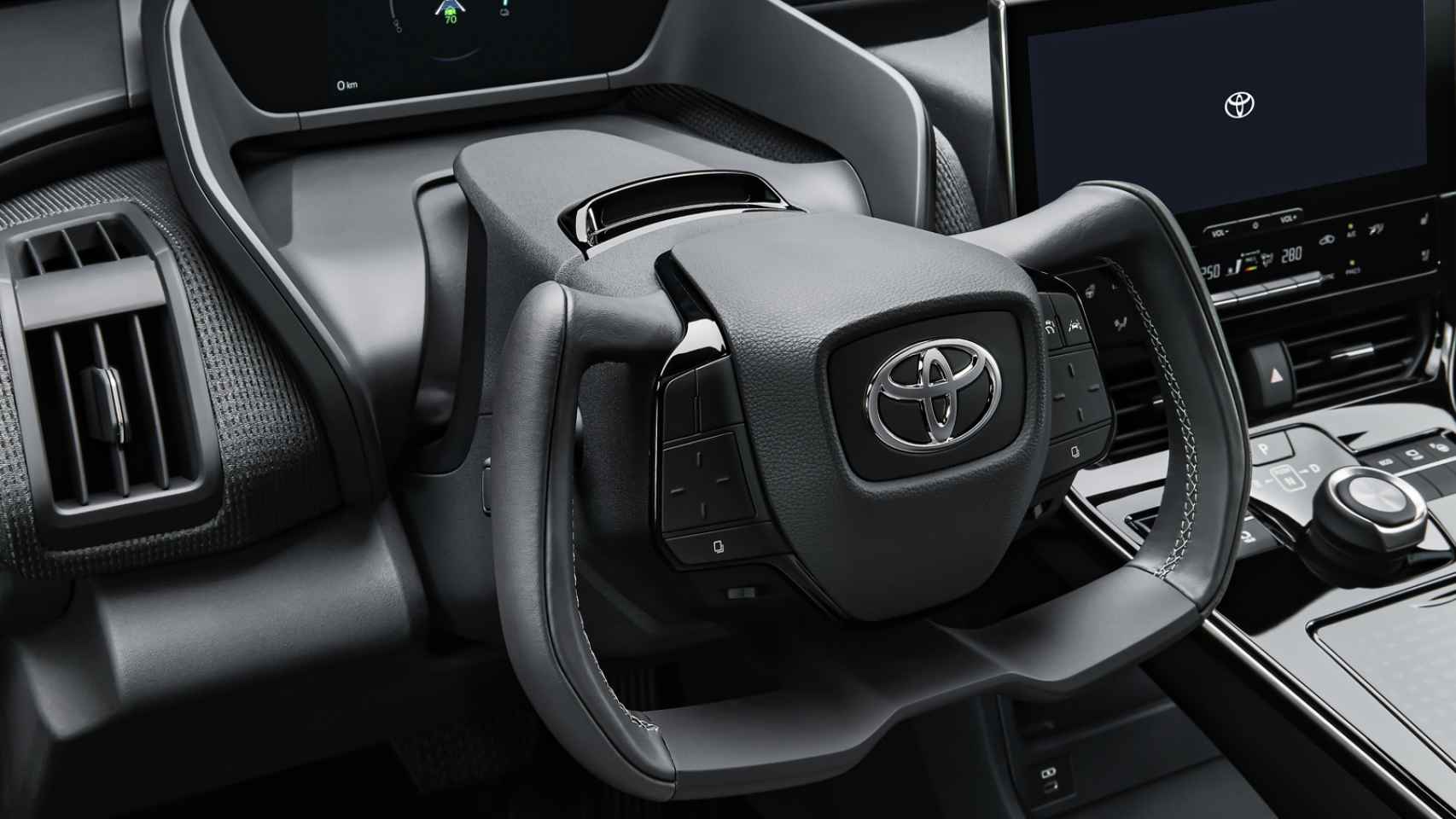 Así será el volante (cortado por la mitad) de tu próximo coche: Toyota, Lexus y Tesla ya lo tienen