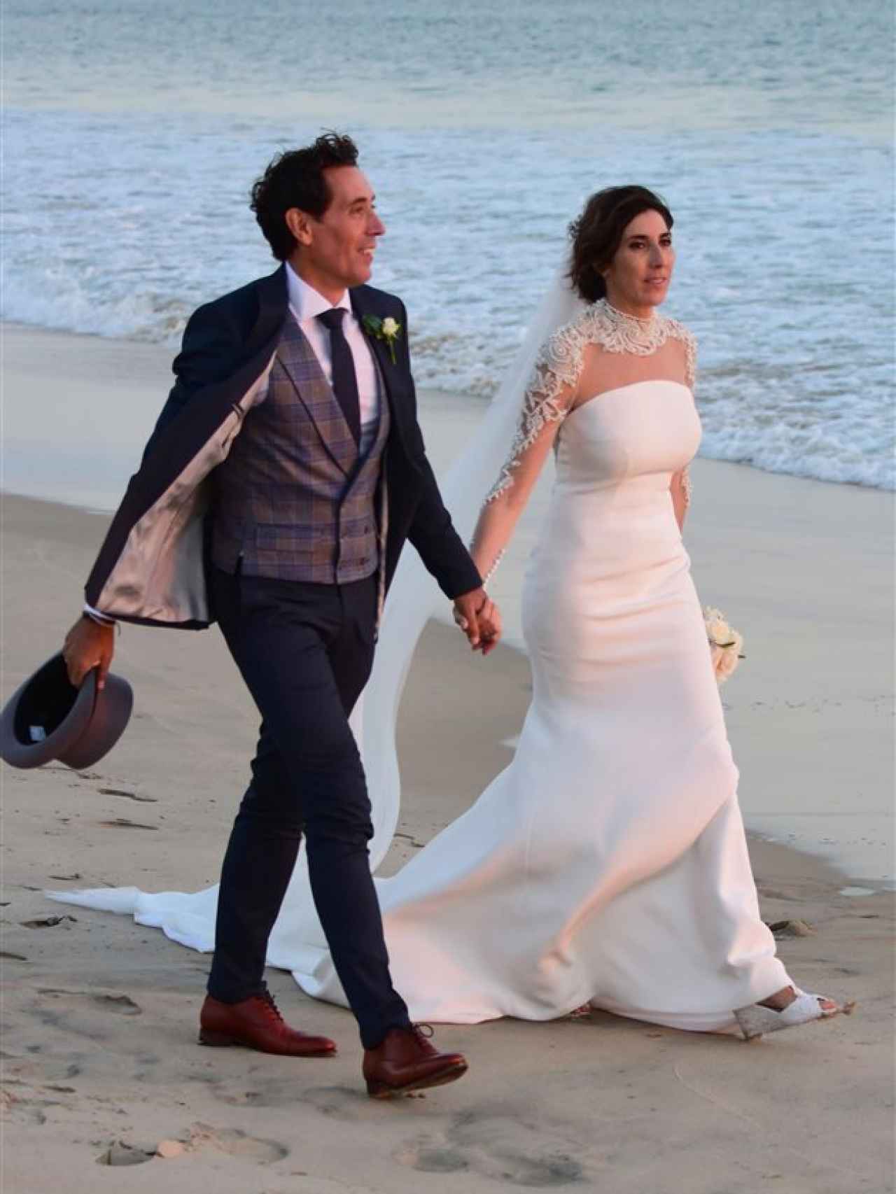 Paz y Antonio se casaron en su querida playa de Zahara en 2016.