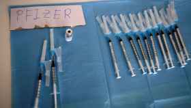 Jeringuillas cargadas con la vacuna de Pfizer. EFE/Eloy Alonso