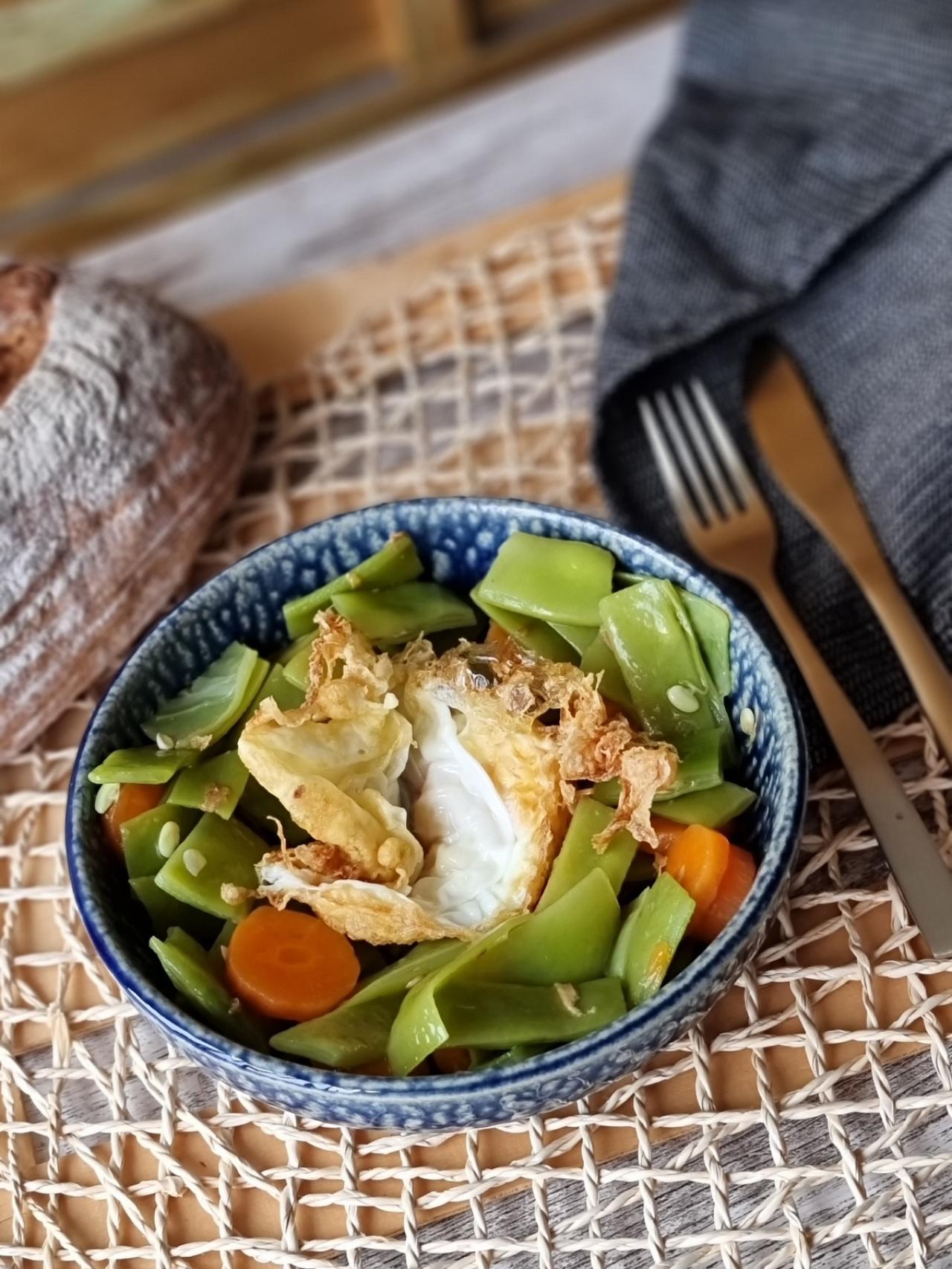 Judías verdes al ajillo con zanahoria y huevo frito, una receta ligera