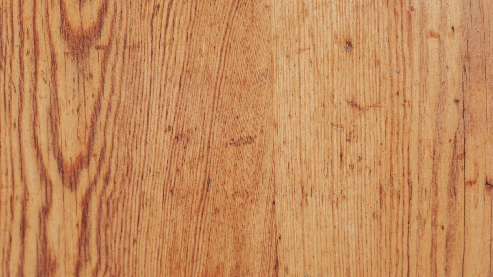 Cómo quitar arañazos en suelos y muebles de madera: trucos caseros