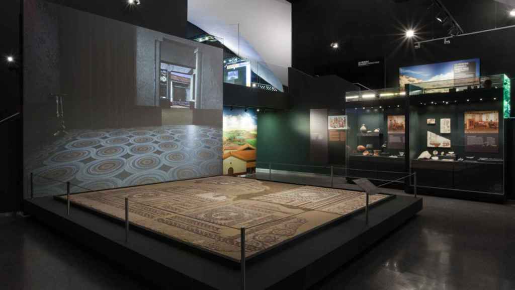 Vista del mosaico romano hallado en el yacimiento de Carabanchel, expuesto actualmente en el Museo de San Isidro.