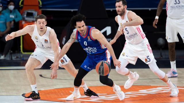 Causeur y Rudy (Real Madrid) defendiendo a Larkin (Anadolu Efes)