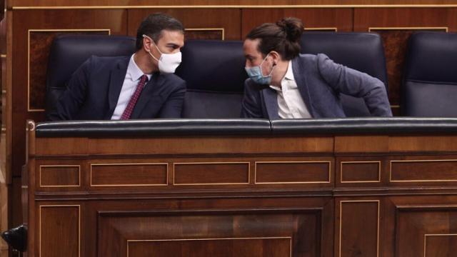 El presidente del Gobierno, Pedro Sánchez,  junto a Pablo Iglesias en el Congreso de los Diputados. Efe