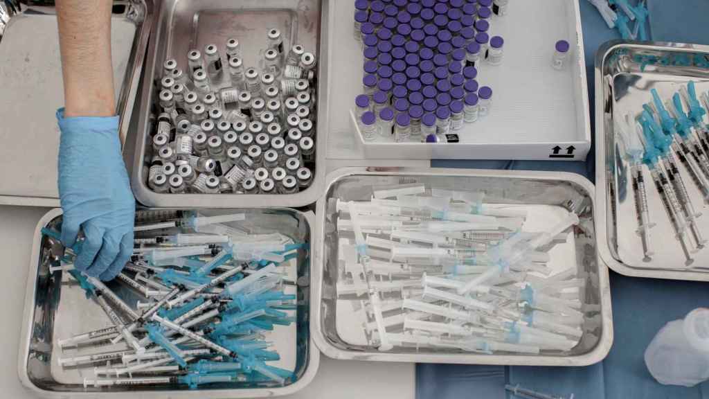 Varios sanitarios preparan vacunas contra la Covid-19.
