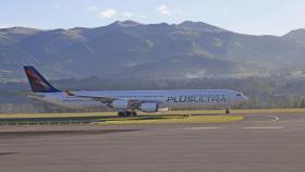 Un avión de la aerolínea Plus Ultra en un aeropuerto.