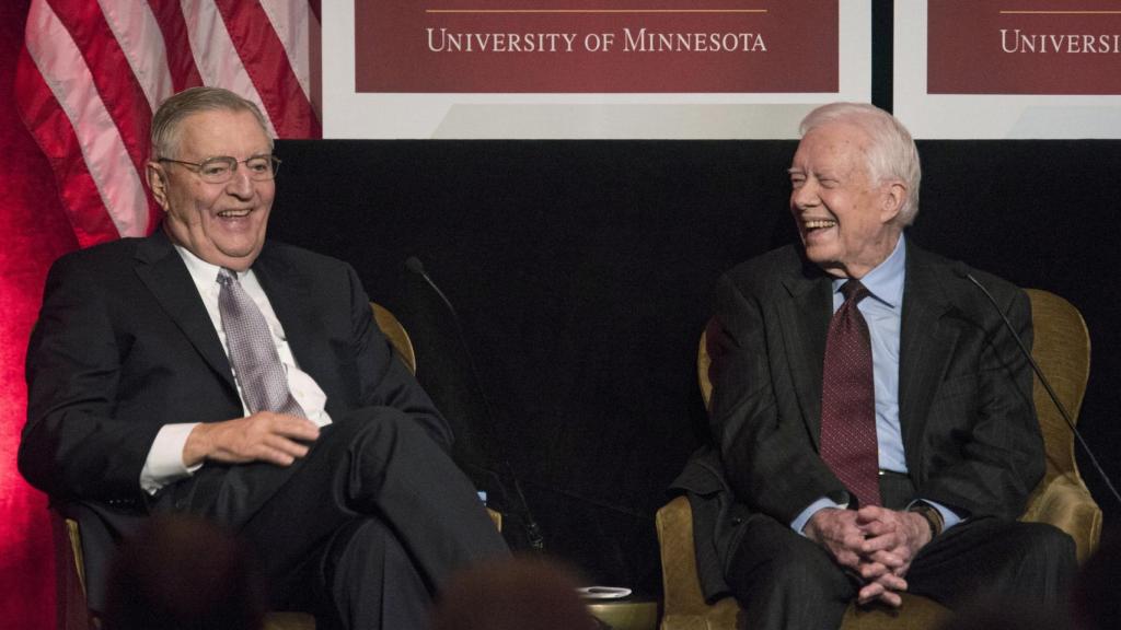 Walter Mondale y Jimmy Carter en una conferencia en Washington en 2015.