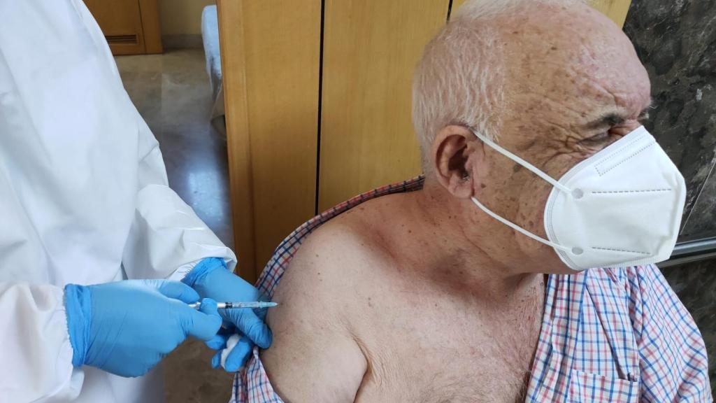 Un sanitario vacuna a un hombre en Ceuta.
