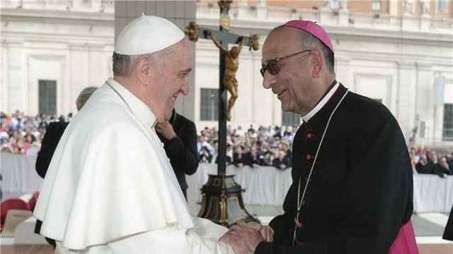 El cardenal Juan José Omella junto al Papa Francisco en una imagen de archivo.