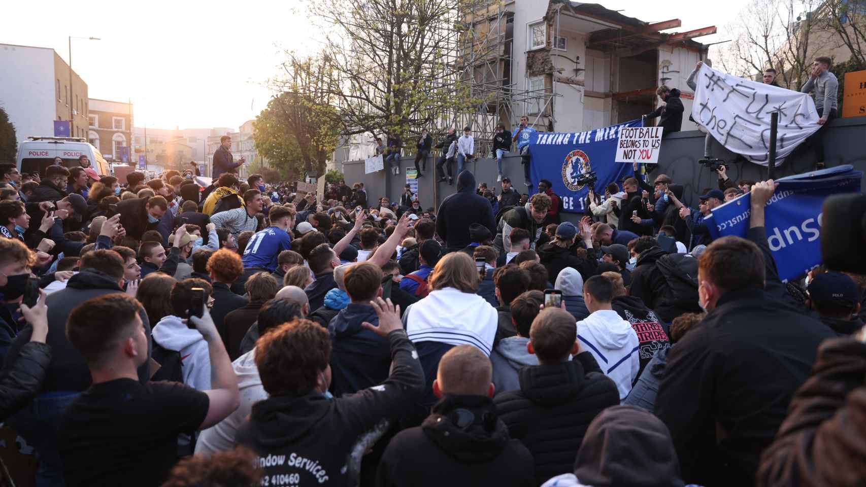 Los aficionados del Chelsea protestan por la Superliga Europea