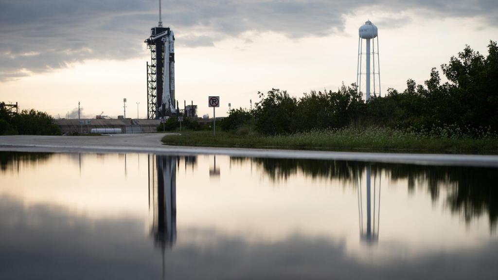 Falcon 9 junto con la Dragon en el pad de lanzamiento