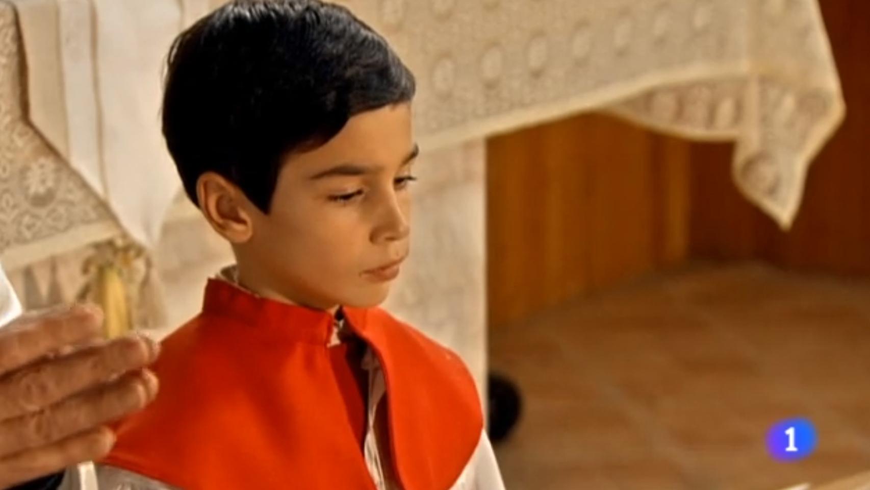 Daniel Arias interpretó a un monaguillo en un capítulo de la undécima temporada.