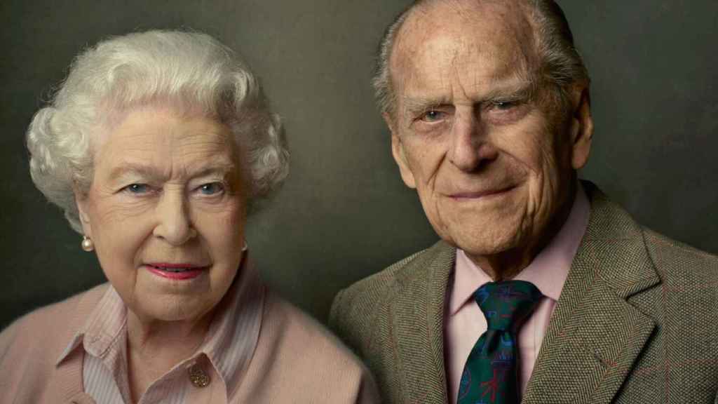 La reina Isabel II junto al duque de Edimburgo en una foto publicada en el Twitter de la casa real inglesa.