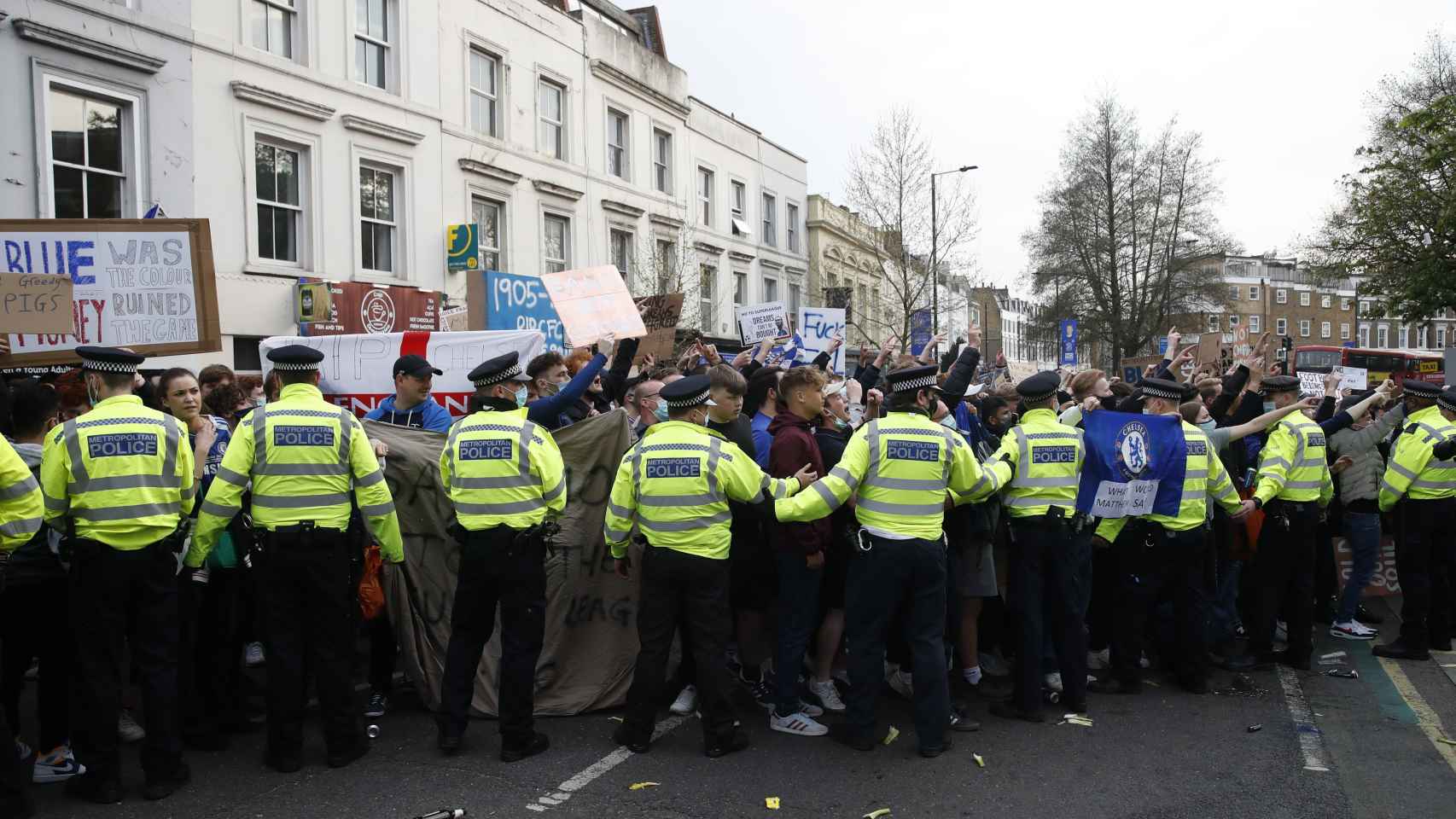 Las protestas de los aficionados del Chelsea que metieron presión al club inglés para salir de la Superliga Europea