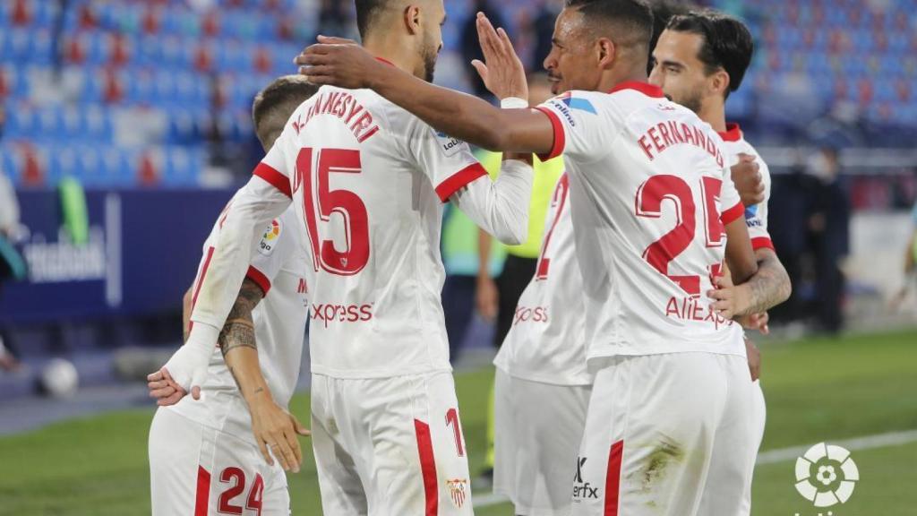Piña de los jugadores del Sevilla para celebrar el gol de En-Nesyri ante el Levante