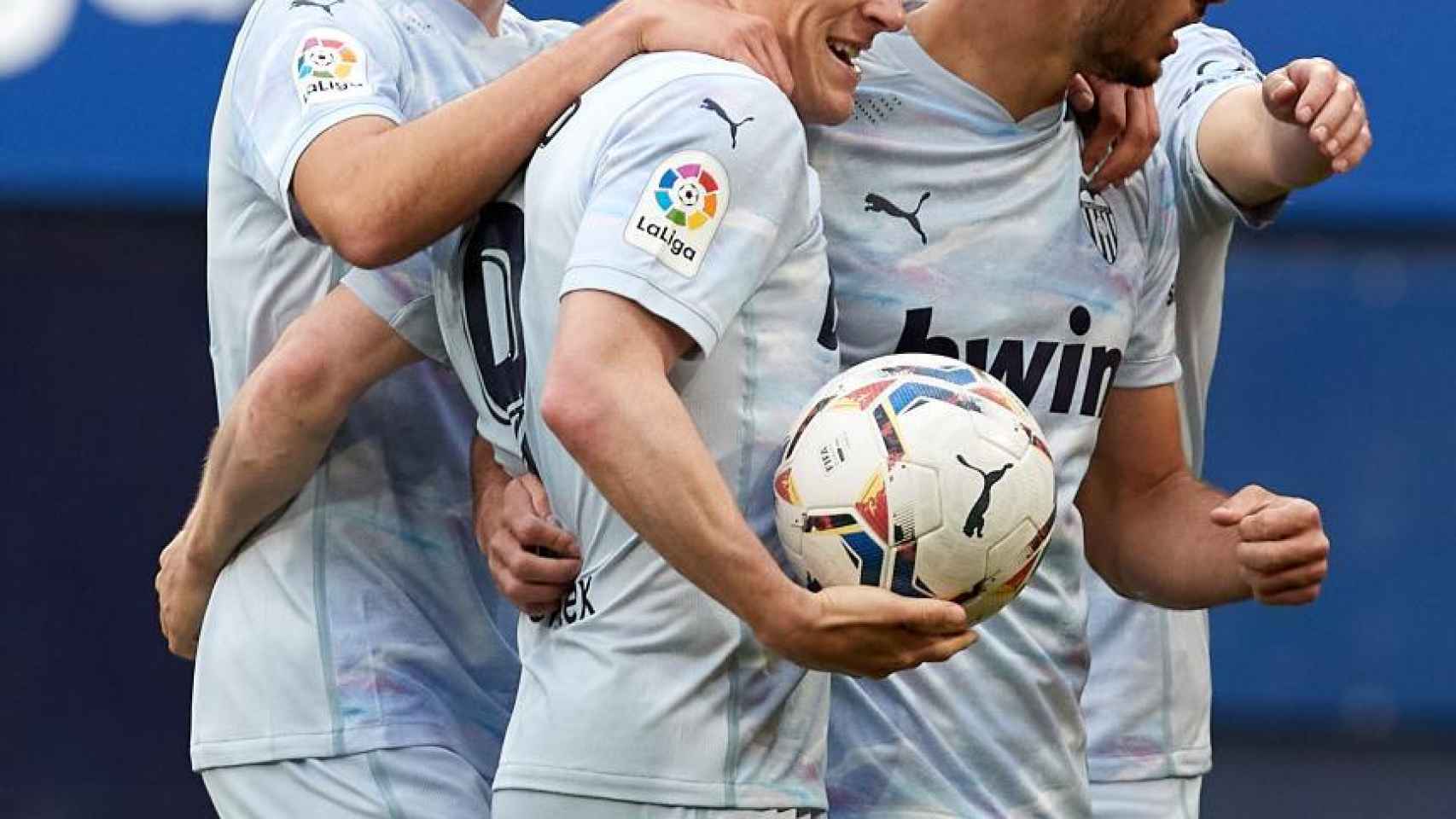 Los jugadores del Valencia celebran el gol de Gameiro