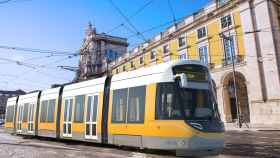 Un tranvía de CAF por las calles de Lisboa.
