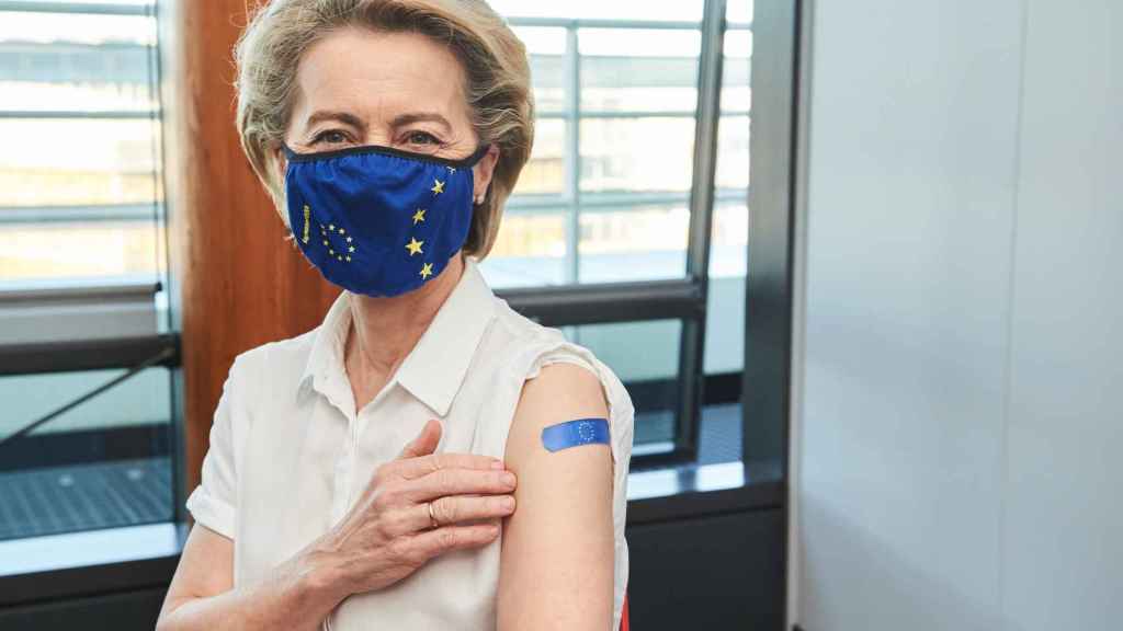 La presidenta de la Comisión Europea, Ursula von der Leyen, recibe la vacuna contra la Covid-19.