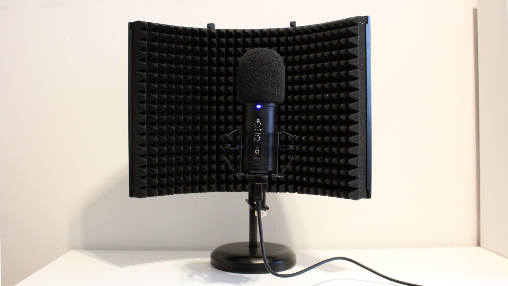 Premium Photo  Microfono profesional para podcast con fondo azul