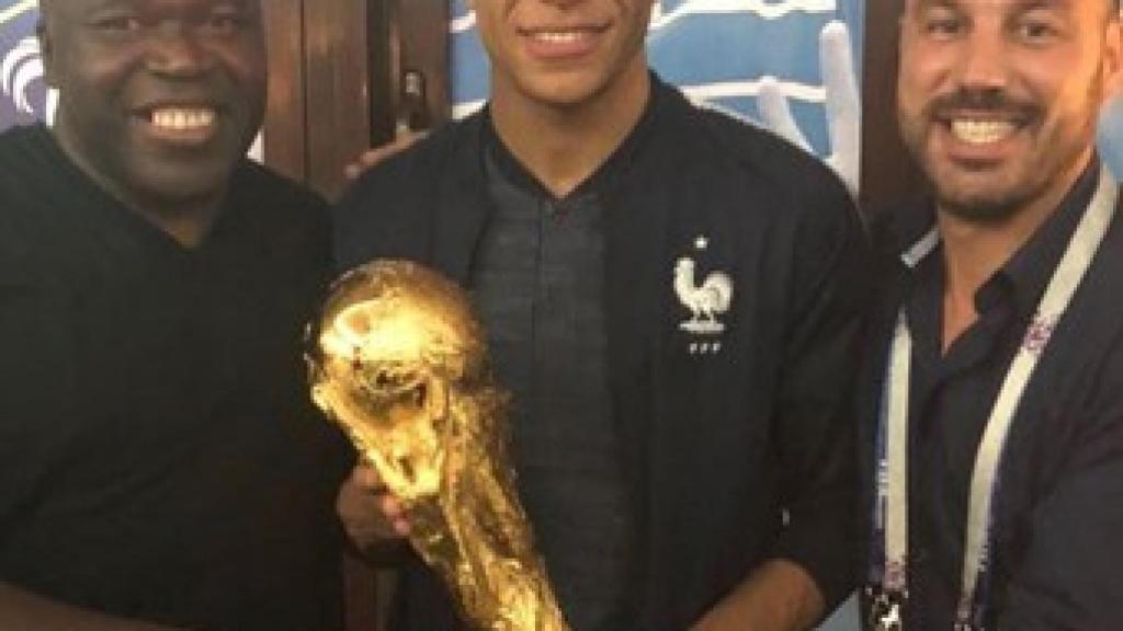 Kylian Mbappé junto a su padre y Luis Ferrer