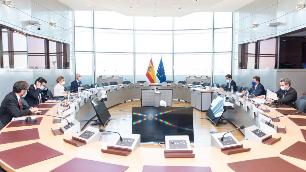 Yolanda Díaz y Valdis Dombrovskis, durante su reunión de este jueves en Bruselas