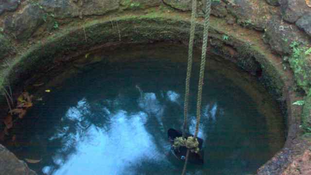 Afloramiento de agua subterránea en un pozo.