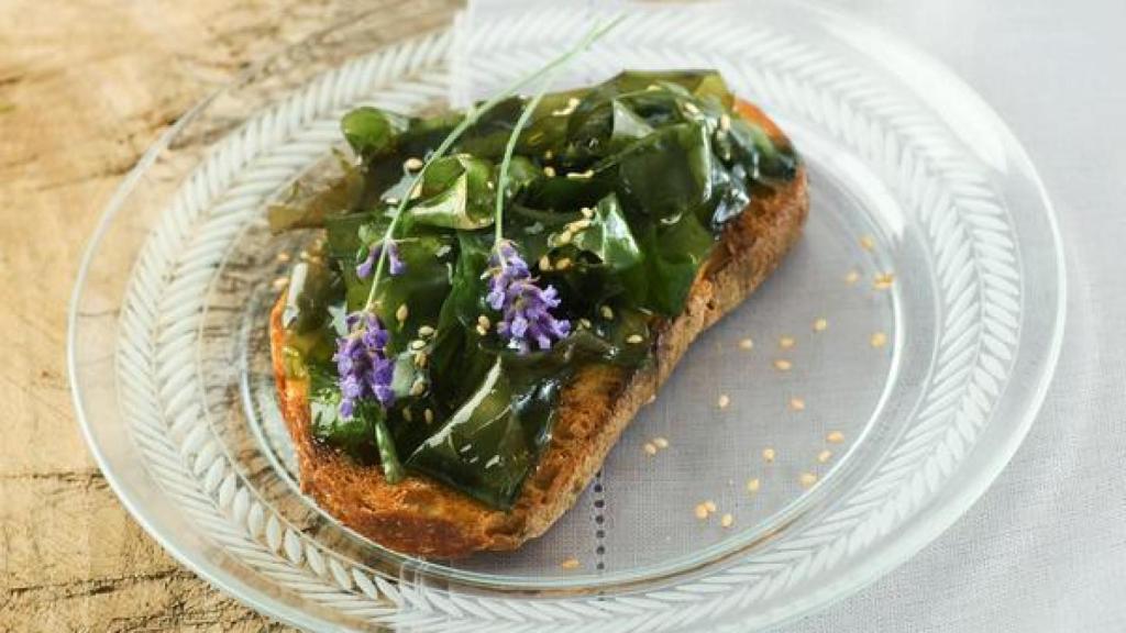 Ensalada de algas en tostada.