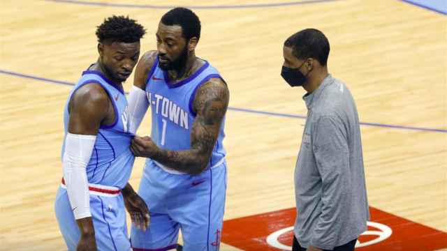 Varios jugadores de los Houston Rockets discuten una acción
