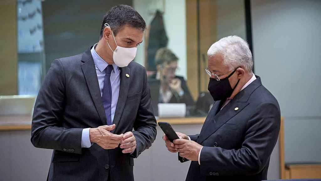 Pedro Sánchez y António Costa conversan durante una reunión del Consejo Europeo en Bruselas