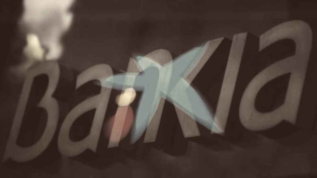 Logos de Bankia y CaixaBank fusionados.