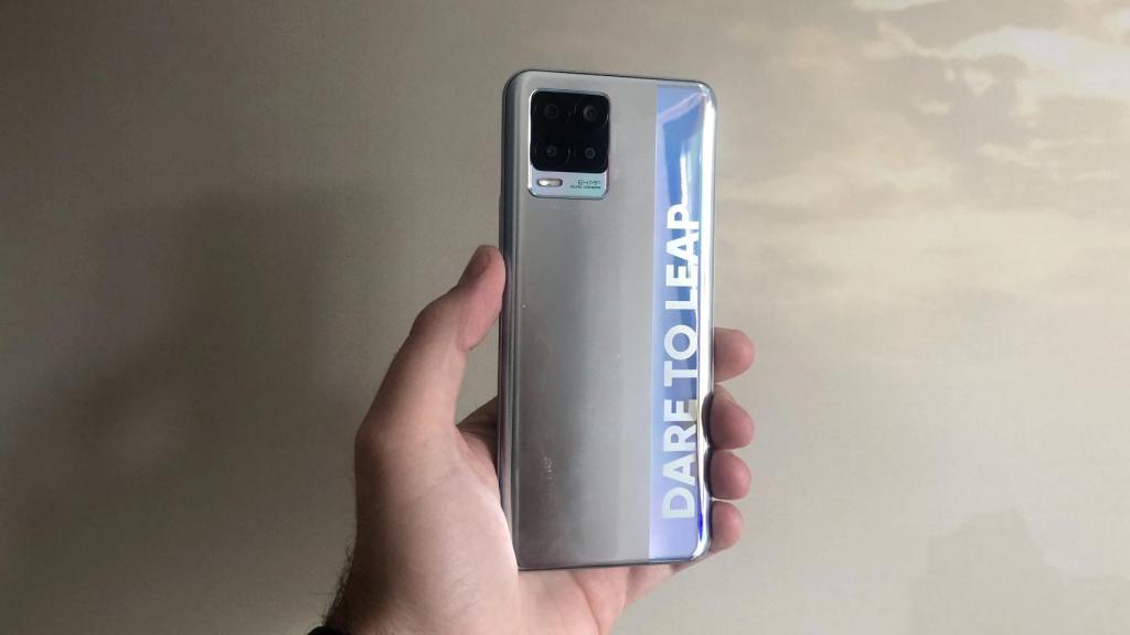 Parte trasera del Realme 8.