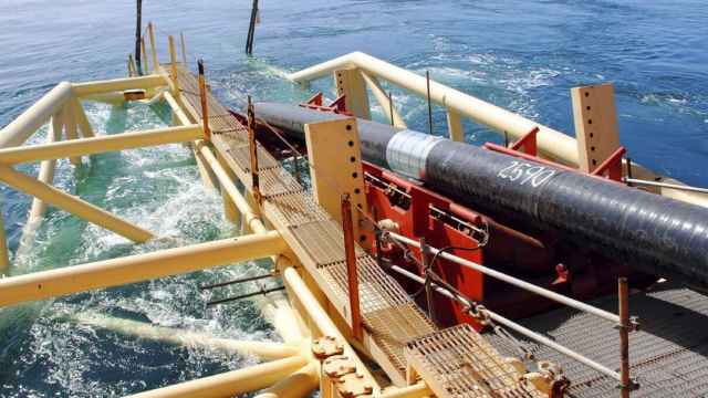 Un cable submarino durante su fase de despliegue.