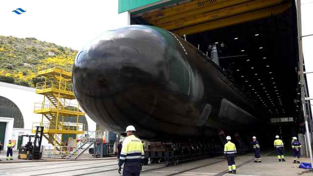 El submarino S-81, cuya puesta a flote se realiza este jueves en Cartagena (Murcia).