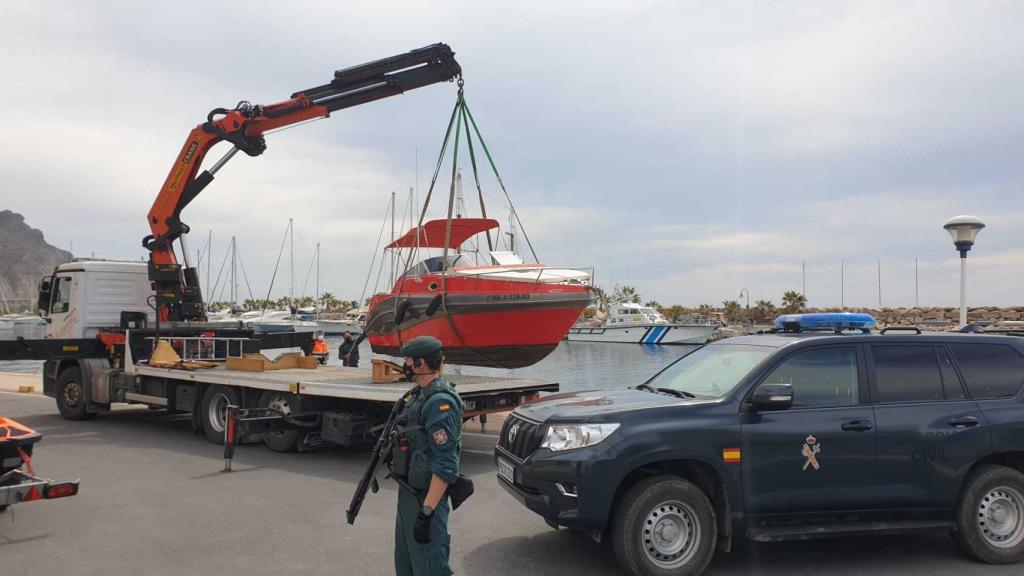 Uno de los yates intervenidos el lunes durante el operativo de la Guardia Civil en Roquetas de Mar (Almería).